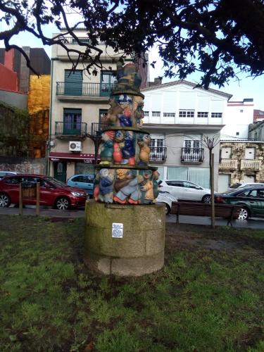 a statue of a group of teddy bears at Ático con vistas a la ría de Arosa in Rianjo