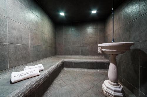 A bathroom at Relais La Costa Historical Residence