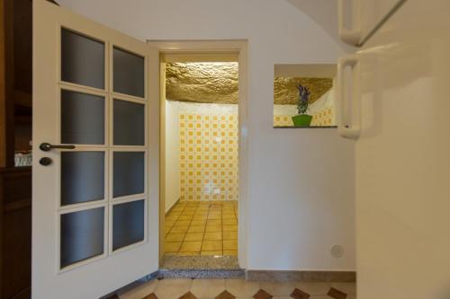 a hallway with a door and a tile floor at Mimma holiday house in Modica