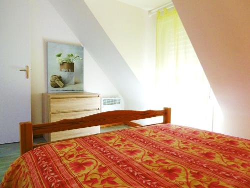a bedroom with a bed and a window at Villa Anna in Sarzeau