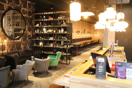 Ο χώρος του lounge ή του μπαρ στο ibis Le Mans Centre Gare Nord