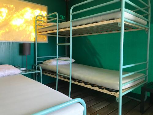 מיטה או מיטות קומותיים בחדר ב-Recreational Farm Camping de Kreitsberg