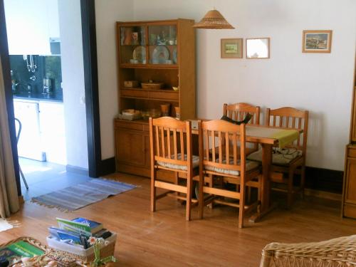 ein Esszimmer mit einem Tisch und Stühlen in der Unterkunft Apartment Troia Garden in Troia