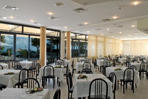 Hotel Cirillo Family Club - All Inclusive 레스토랑 또는 맛집