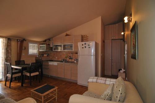 cocina y sala de estar con nevera blanca en Rossa Apartments, en Budva