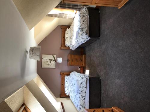 uma vista superior de duas camas num quarto em Greannan Upper Self Catering Apartment em Blackwaterfoot