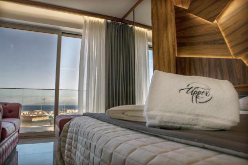 ミラッツォにあるUpper - Boutique Hotelの枕付きのベッドと窓のある寝室