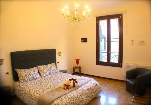 una camera da letto con un letto con due peluche sopra di Casa Giuliana a Venezia