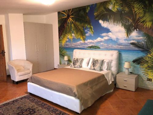una camera con un letto e un dipinto dell'oceano di I Faraglioni Comfort Rooms a Terrasini