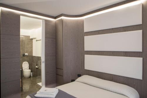 sypialnia z łóżkiem i 2 dużymi lustrami w obiekcie Upper - Boutique Hotel w mieście Milazzo
