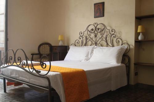 シラクーサにあるSuite Laberintoのベッドルーム1室(オレンジの毛布付きのベッド1台付)