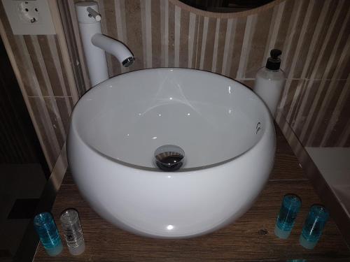 a white sink with a faucet in a bathroom at Junior Suites con Jacuzzi in Babilafuente