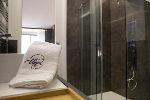 ミラッツォにあるUpper - Boutique Hotelのシャワーの横のカウンターに座るタオル