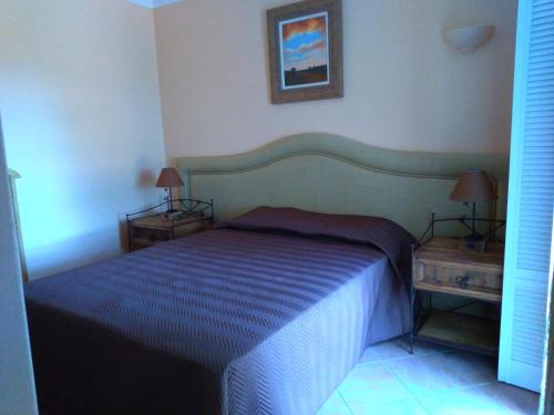 - une chambre avec un lit, 2 tables de chevet et 2 lampes dans l'établissement Praia Verde Villa, à Altura