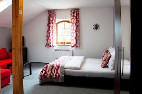 um quarto com uma cama e uma janela em Penzion Krásný sklep em Znojmo