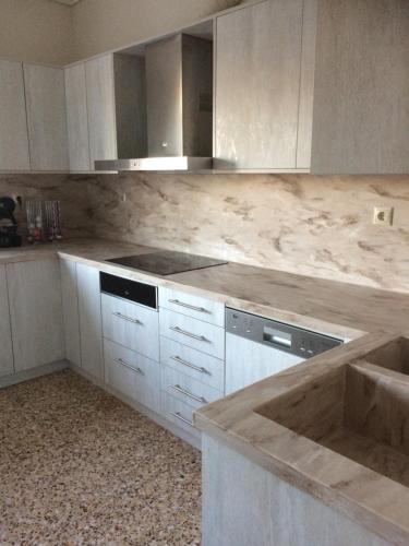 Η κουζίνα ή μικρή κουζίνα στο Villa Agia Marina 5m walk to the beach with private pool