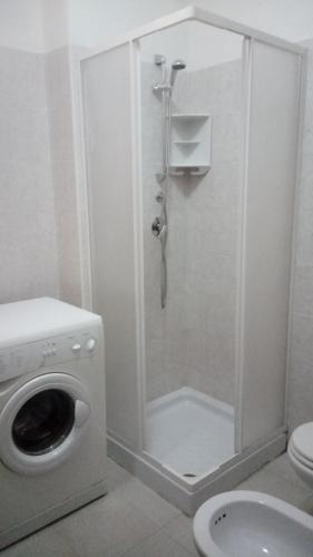 ラ・カレッタにあるAppartamentino-La Calettaのバスルーム(シャワー、洗濯機付)