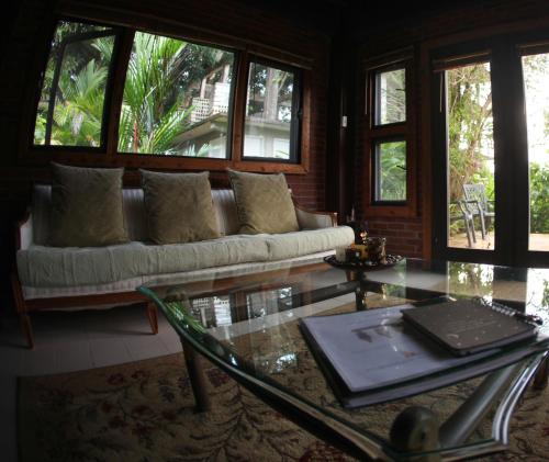 Ein Sitzbereich in der Unterkunft El Yunque Rainforest Inn