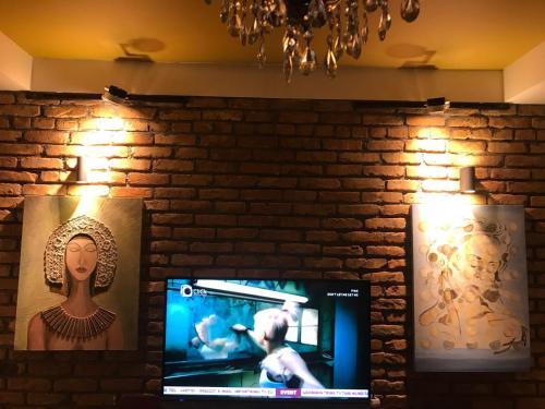 TV a/nebo společenská místnost v ubytování Apartment Nesti in Pristina Kosovo