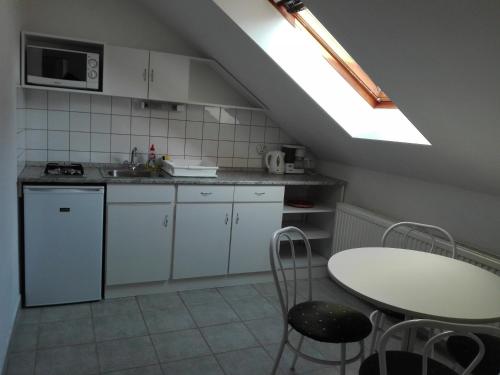 Cuisine ou kitchenette dans l'établissement Markal Apartman