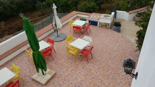 an overhead view of a patio with tables and chairs at B&B Raggio Verde in Castelluzzo