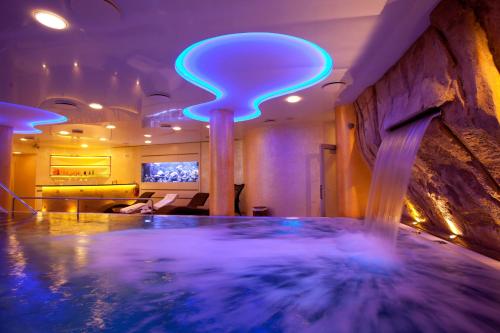 Bazén v ubytování Hotel Ambiente Wellness & Spa nebo v jeho okolí