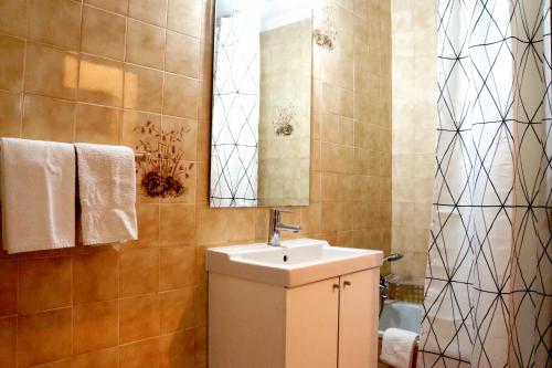 ラゴスにあるCasa do Parqueのバスルーム(洗面台、鏡付)