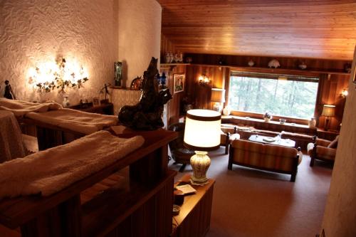 uma sala de estar com uma cama e um sofá em Le Rocce di Scanno B&B di Charme em Scanno