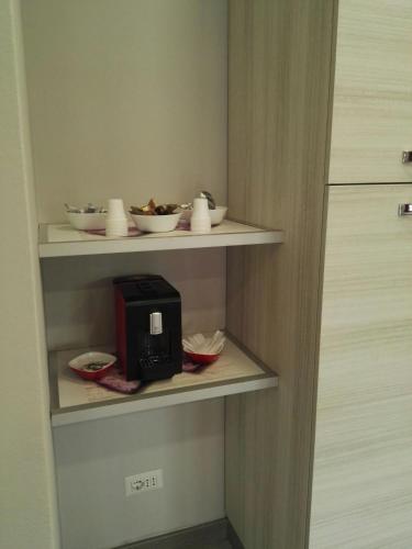 a cupboard with plates and bowls in a room at B&B da Lillo in Frosinone
