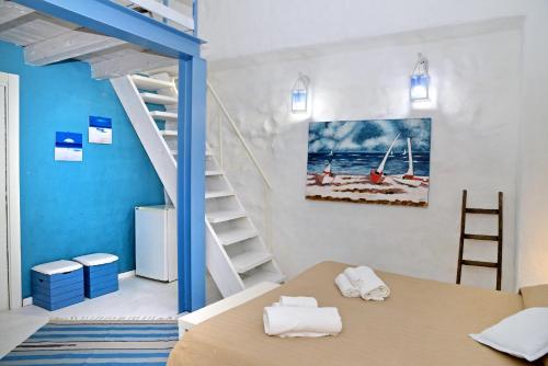 Pokój z łóżkiem piętrowym i schodami w obiekcie B&B Scacciapensieri w mieście Castellammare del Golfo