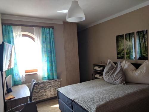 - une chambre avec un lit et une fenêtre dans l'établissement Apartment Schilcher, à Sankt Wolfgang im Salzkammergut