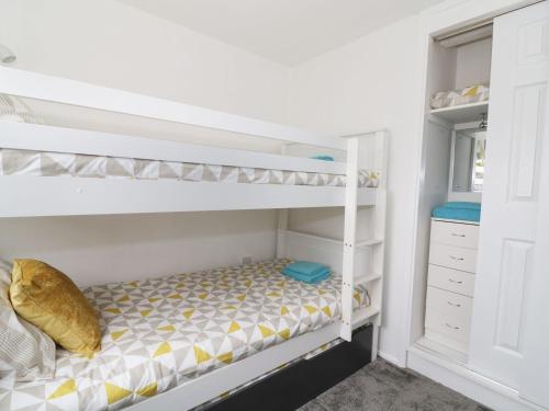 a bedroom with two bunk beds in a room at Sunbeach Chalets in Great Yarmouth