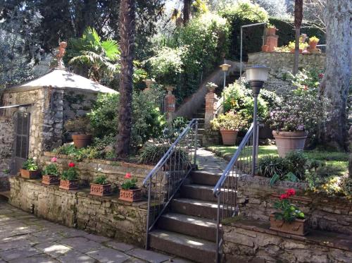 a garden with a staircase with flowers and plants at Casa Vacanze Amelia in Fiesole