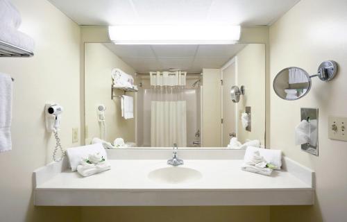 a bathroom with two sinks and a mirror at Paradise Plaza Inn in Ocean City