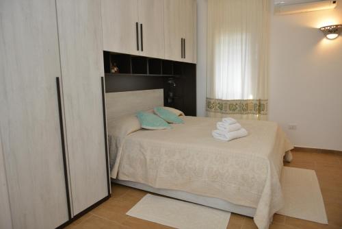 - une chambre avec un lit et 2 serviettes dans l'établissement Fonte Del Ulivo Codice Iun F3138 EX Antica Fonte3, à La Maddalena