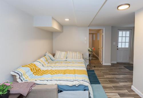 Lova arba lovos apgyvendinimo įstaigoje 2 Full Bedrooms Basement Apt; 3-Min Walk To Petworth Metro;
