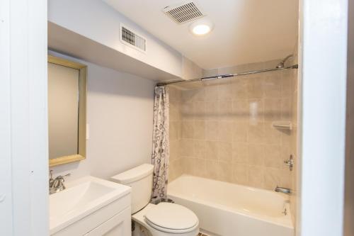 Een badkamer bij 2 Full Bedrooms Basement Apt; 3-Min Walk To Petworth Metro;