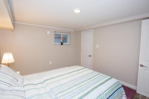 Katil atau katil-katil dalam bilik di 2 Full Bedrooms Basement Apt; 3-Min Walk To Petworth Metro;