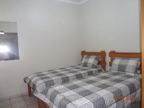 1 Schlafzimmer mit 2 Betten in einem Zimmer in der Unterkunft Hotel Ox Inn in Uberaba