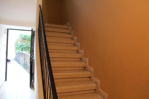 eine Treppe in einem Haus mit braunen Wänden in der Unterkunft Apartments With Sea View in Haifa