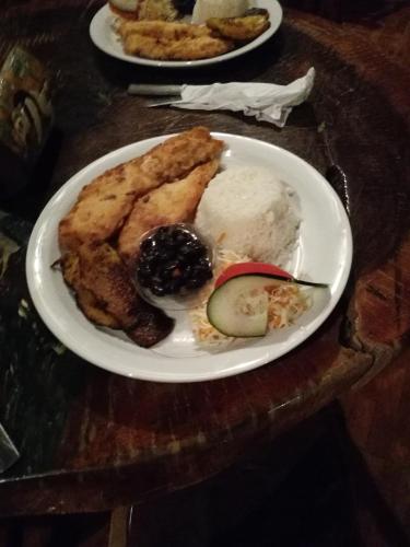 a plate of food on a wooden table at Cabañas Don Camilo Albergue de Montaña in Cabecera de Cañas