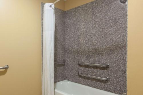 um chuveiro na casa de banho com banheira em Super 8 by Wyndham Houston/Willowbrook Hwy 249 em Houston