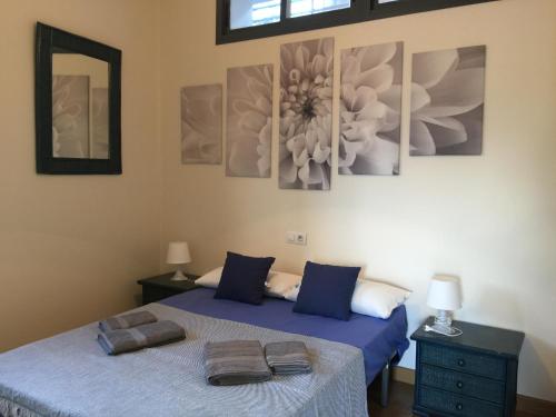 ロンダにあるM.L. Eucaliptoのベッドルーム1室(ベッド2台付)が備わります。壁には絵画が飾られています。