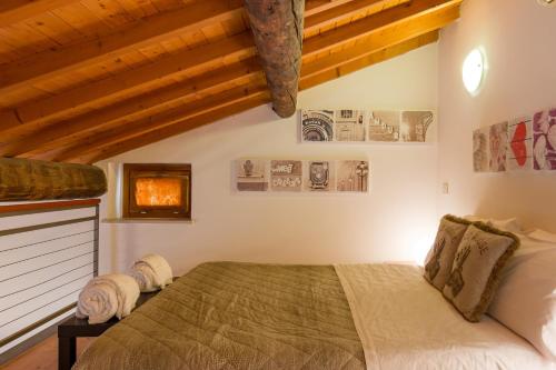 A bed or beds in a room at Giardino Giusti House & Court