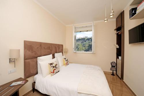 a bedroom with a large white bed and a window at Lemon in the Air in Scala