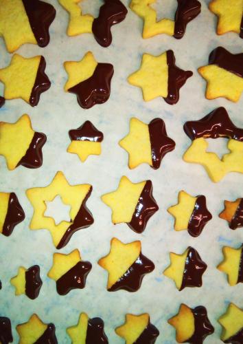 a sheet cake covered in cookies with chocolate icing at Idria B&B in Barcellona-Pozzo di Gotto