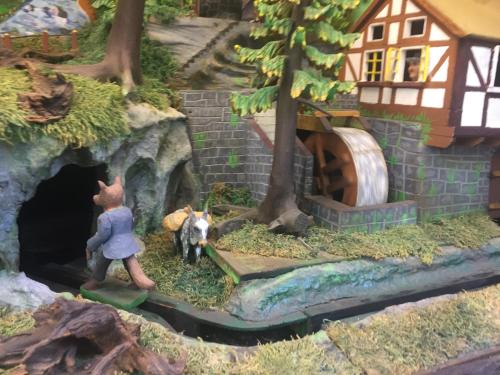 a toy model of a forest with a house at Hotel BB Bahnhof Bertsdorf in Olbersdorf