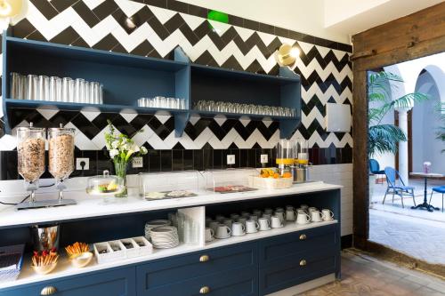 une salle à manger avec une armoire bleu marine et des chevrons noirs et blancs dans l'établissement nüa santiago15, à Séville