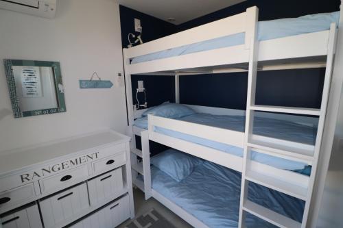 ボニファシオにあるrésidence Monte leoneのベッドルーム1室(二段ベッド2組、はしご付)