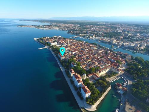 eine Insel im Wasser mit einem blauen Marker darauf in der Unterkunft Lux Zadar No.6 in Zadar